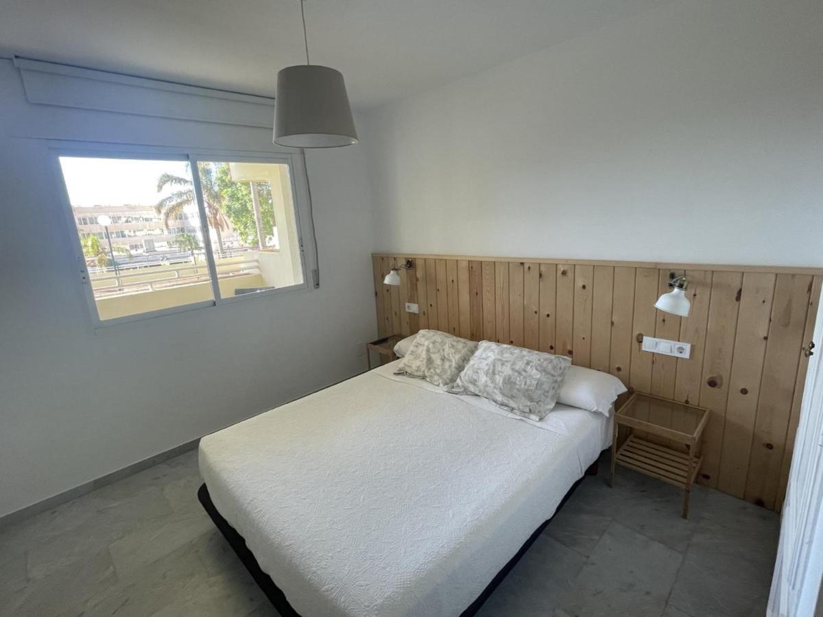 Apartamento En La Carihuela Con Piscina Y Parking, Al Lado De La Playa Apartment Торемолинос Екстериор снимка