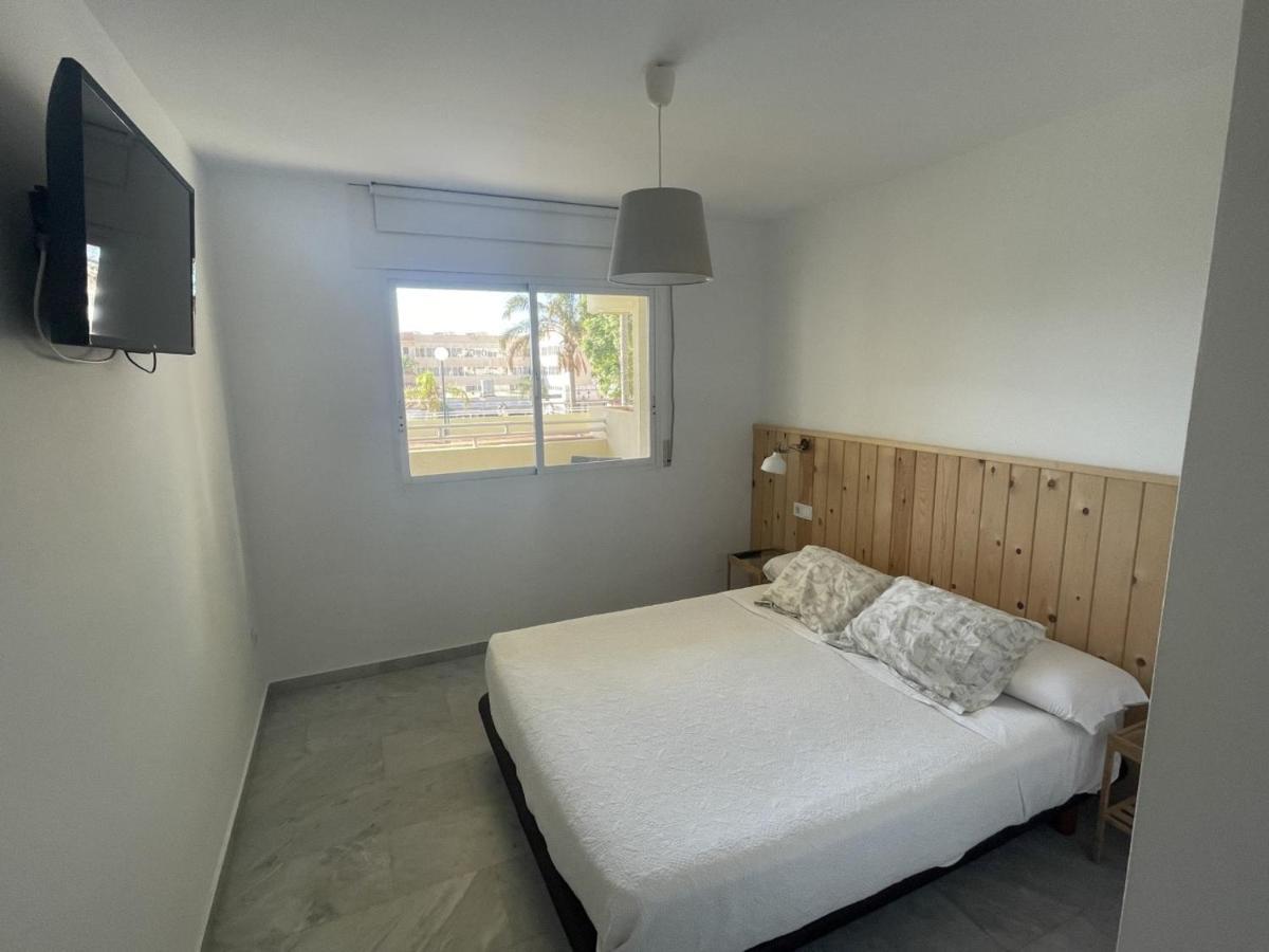 Apartamento En La Carihuela Con Piscina Y Parking, Al Lado De La Playa Apartment Торемолинос Екстериор снимка