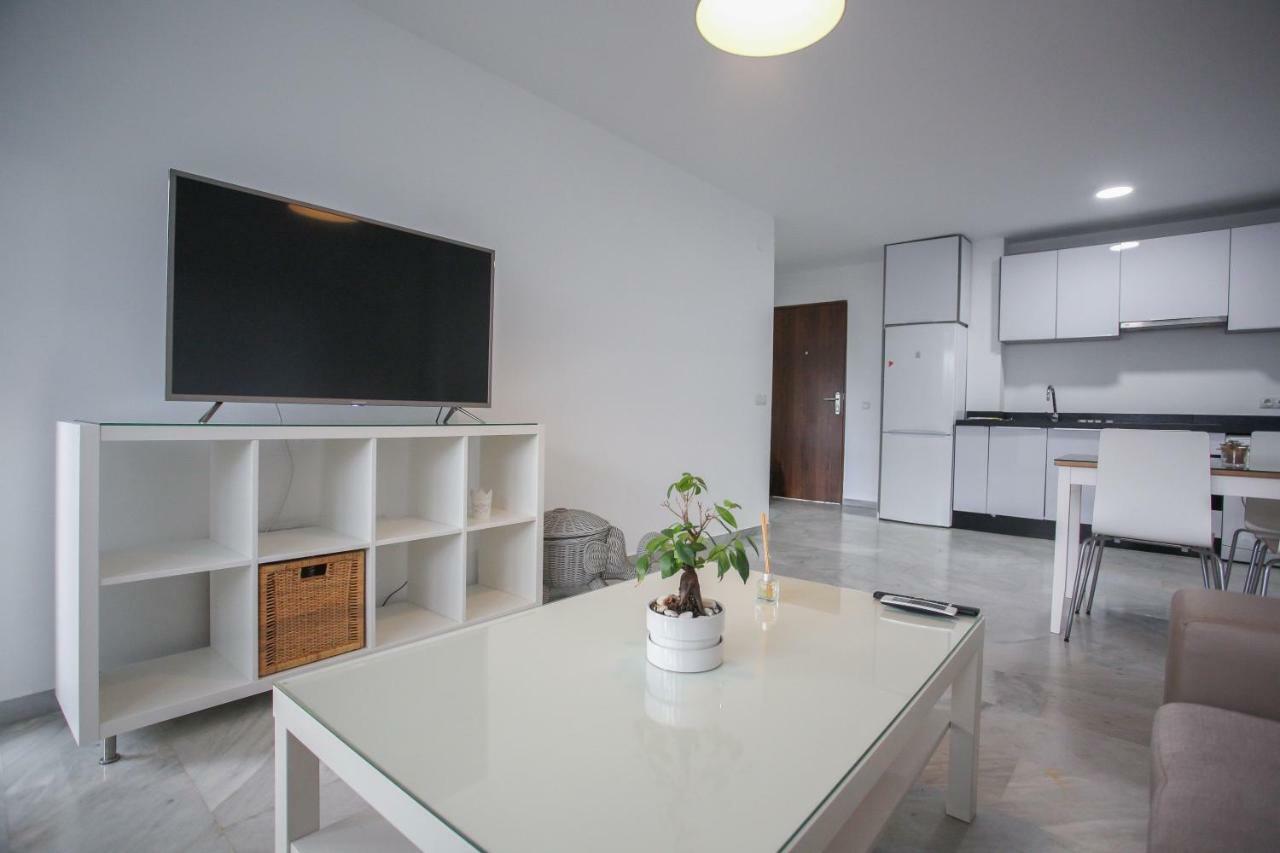 Apartamento En La Carihuela Con Piscina Y Parking, Al Lado De La Playa Apartment Торемолинос Екстериор снимка