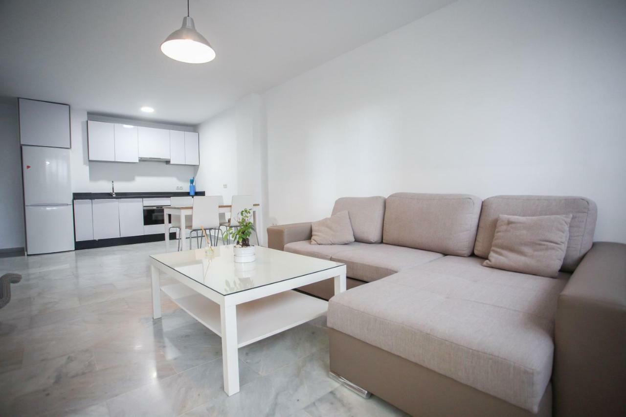 Apartamento En La Carihuela Con Piscina Y Parking, Al Lado De La Playa Apartment Торемолинос Екстериор снимка
