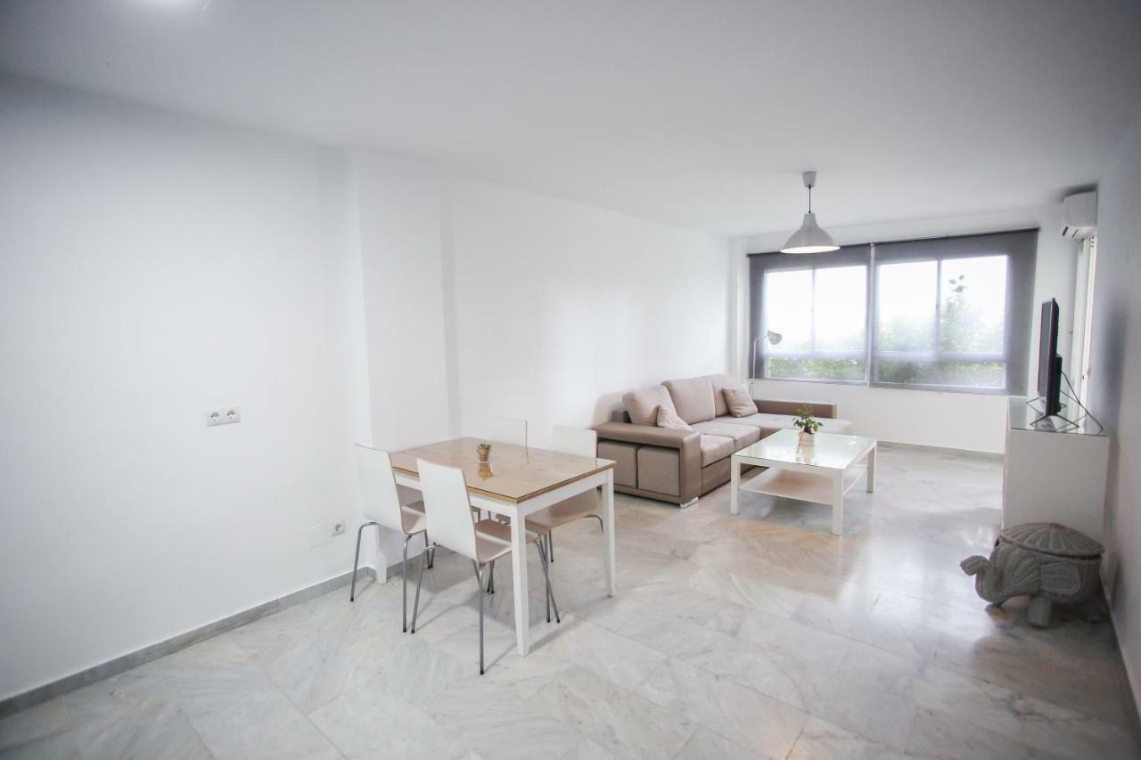 Apartamento En La Carihuela Con Piscina Y Parking, Al Lado De La Playa Apartment Торемолинос Екстериор снимка