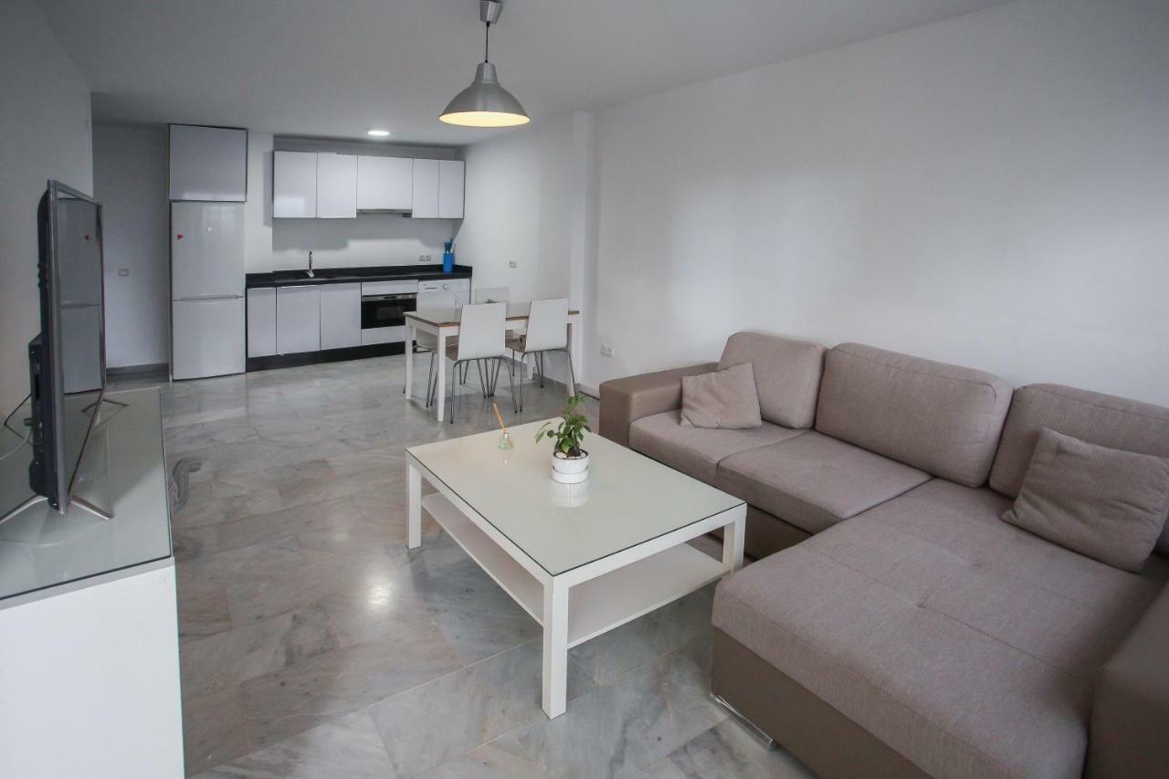 Apartamento En La Carihuela Con Piscina Y Parking, Al Lado De La Playa Apartment Торемолинос Екстериор снимка